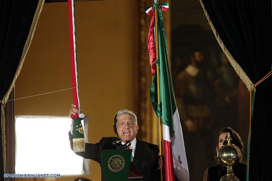 El presidente de México, Andrés Manuel López Obrador, participa durante la ceremonia del Grito de Independencia, en el marco de la conmemoración del 209 aniversario del inicio de la Independencia de México, en Palacio Nacional, en la Ciudad de México, capital de México, el 15 de septiembre de 2019. (Xinhua/Francisco Ca?edo)