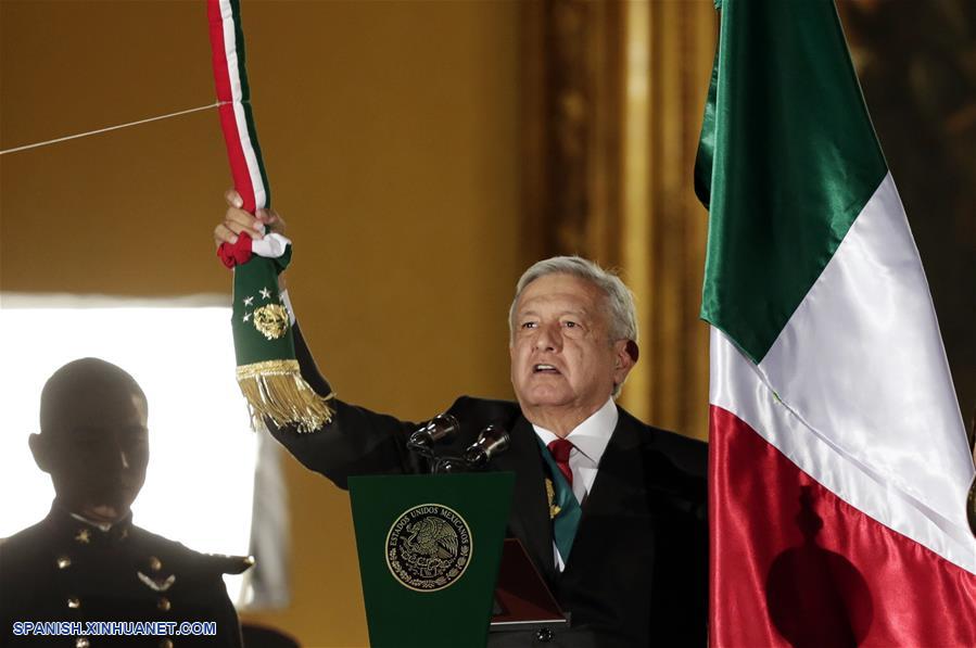 El presidente de México, Andrés Manuel López Obrador, participa durante la ceremonia del Grito de Independencia, en el marco de la conmemoración del 209 aniversario del inicio de la Independencia de México, en Palacio Nacional, en la Ciudad de México, capital de México, el 15 de septiembre de 2019. (Xinhua/Francisco Ca?edo)