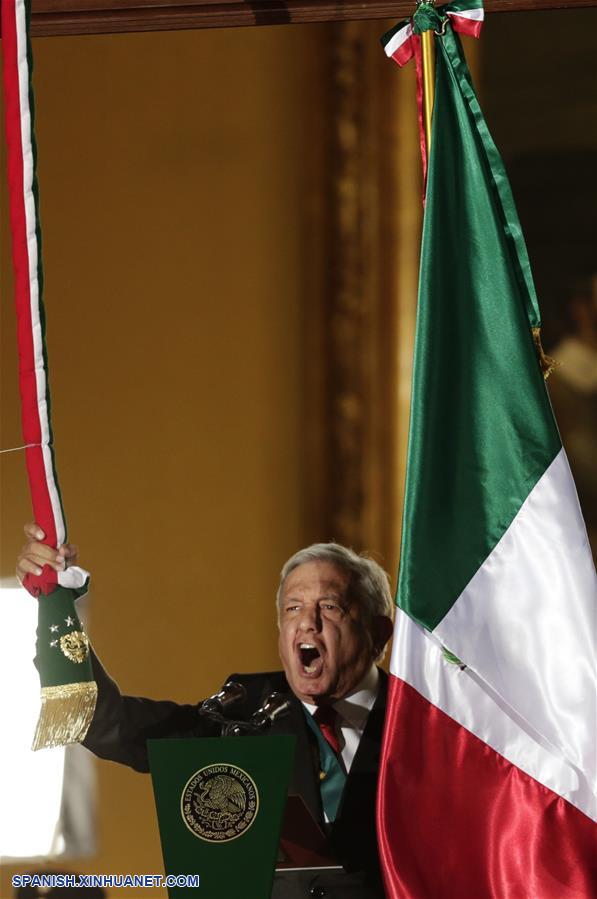 El presidente de México, Andrés Manuel López Obrador, participa durante la ceremonia del Grito de Independencia, en el marco de la conmemoración del 209 aniversario del inicio de la Independencia de México, en Palacio Nacional, en la Ciudad de México, capital de México, el 15 de septiembre de 2019. (Xinhua/Francisco Ca?edo)