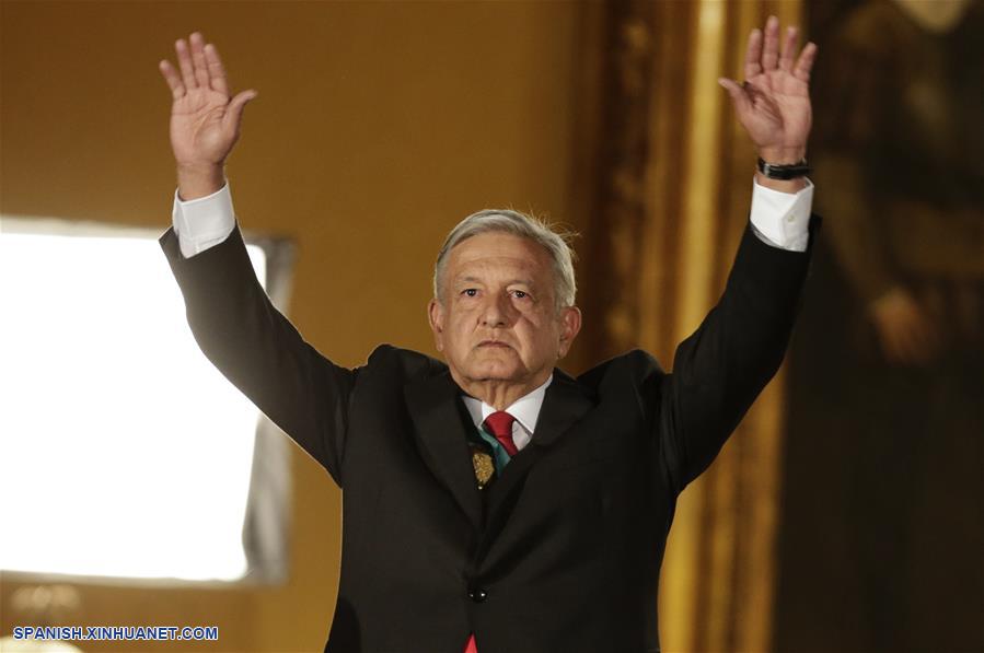 El presidente de México, Andrés Manuel López Obrador, participa durante la ceremonia del Grito de Independencia, en el marco de la conmemoración del 209 aniversario del inicio de la Independencia de México, en Palacio Nacional, en la Ciudad de México, capital de México, el 15 de septiembre de 2019. (Xinhua/Francisco Ca?edo)