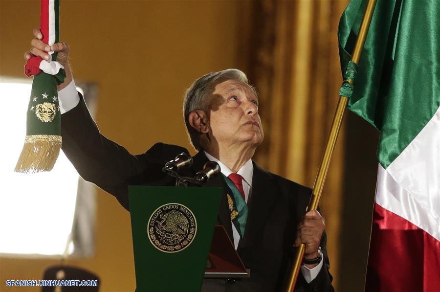 El presidente de México, Andrés Manuel López Obrador, participa durante la ceremonia del Grito de Independencia, en el marco de la conmemoración del 209 aniversario del inicio de la Independencia de México, en Palacio Nacional, en la Ciudad de México, capital de México, el 15 de septiembre de 2019. (Xinhua/Francisco Ca?edo)