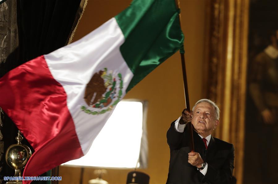 El presidente de México, Andrés Manuel López Obrador, participa durante la ceremonia del Grito de Independencia, en el marco de la conmemoración del 209 aniversario del inicio de la Independencia de México, en Palacio Nacional, en la Ciudad de México, capital de México, el 15 de septiembre de 2019. (Xinhua/Francisco Ca?edo)