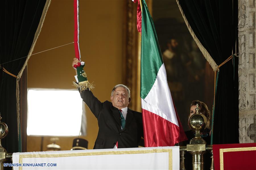 El presidente de México, Andrés Manuel López Obrador, participa durante la ceremonia del Grito de Independencia, en el marco de la conmemoración del 209 aniversario del inicio de la Independencia de México, en Palacio Nacional, en la Ciudad de México, capital de México, el 15 de septiembre de 2019. (Xinhua/Francisco Ca?edo)