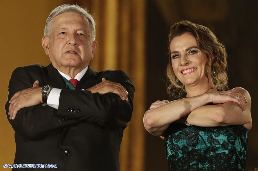 Imagen del 15 de septiembre de 2019 del presidente de México, Andrés Manuel López Obrador (i), y su esposa Beatriz Gutiérrez Muller (d), participando durante la ceremonia del Grito de Independencia, en el marco de la conmemoración del 209 aniversario del inicio de la Independencia de México, en Palacio Nacional, en la Ciudad de México, capital de México. (Xinhua/Francisco Ca?edo)