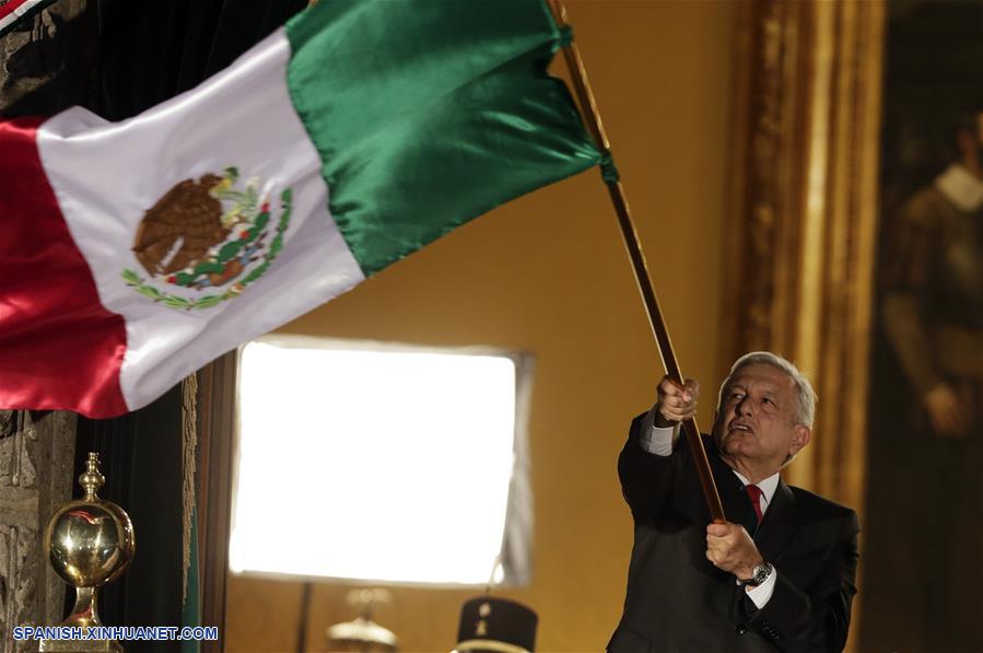 El presidente de México, Andrés Manuel López Obrador, participa durante la ceremonia del Grito de Independencia, en el marco de la conmemoración del 209 aniversario del inicio de la Independencia de México, en Palacio Nacional, en la Ciudad de México, capital de México, el 15 de septiembre de 2019. (Xinhua/Francisco Ca?edo)