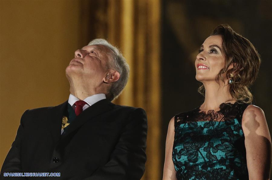 Imagen del 15 de septiembre de 2019 del presidente de México, Andrés Manuel López Obrador (i), y su esposa Beatriz Gutiérrez Muller (d), observando los fuegos artificiales durante la ceremonia del Grito de Independencia, en el marco de la conmemoración del 209 aniversario del inicio de la Independencia de México, en Palacio Nacional, en la Ciudad de México, capital de México. (Xinhua/Francisco Ca?edo)