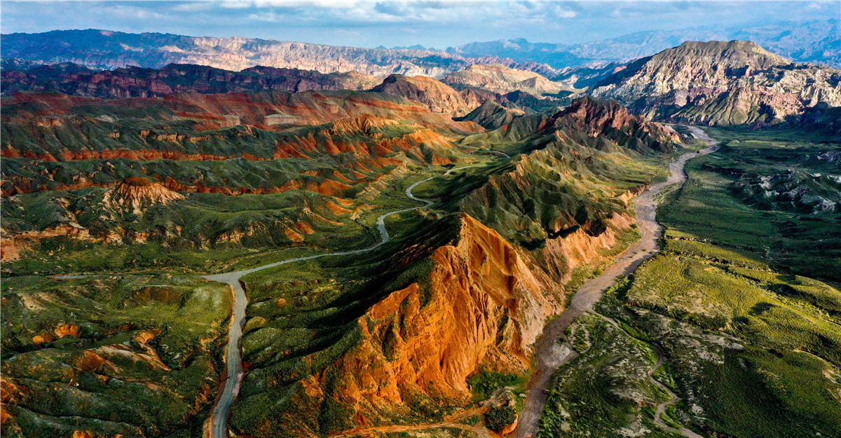 Foto aérea tomada el lunes en el Parque Geológico Alien Valley, después de la lluvia. Sunan, Zhangye, provincia de Gansu. [Foto: Wang Jiang / Chinadaily.com.cn]