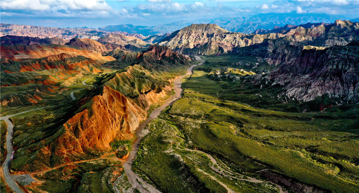 Foto aérea tomada el lunes en el Parque Geológico Alien Valley, después de la lluvia. Sunan, Zhangye, provincia de Gansu. [Foto: Wang Jiang / Chinadaily.com.cn]