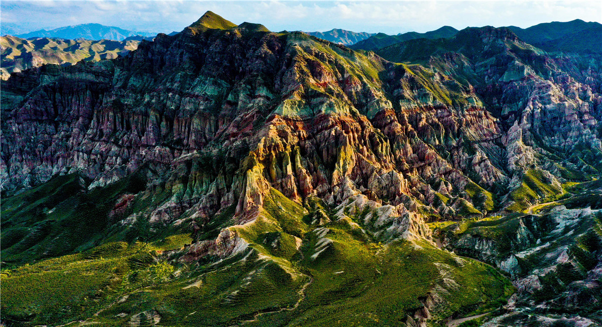 Foto aérea tomada el lunes en el Parque Geológico Alien Valley, después de la lluvia. Sunan, Zhangye, provincia de Gansu. [Foto: Wang Jiang / Chinadaily.com.cn]