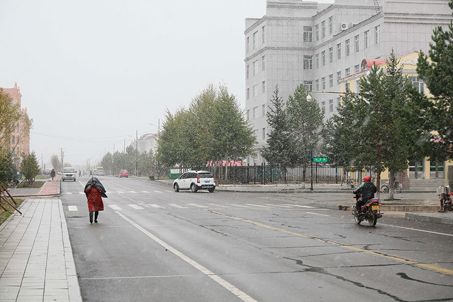 Mohe, ciudad ubicada en la provincia de Heilongjiang, recibió este domingo una nevada temprana, la primera de la estación, unos 25 días antes que el a?o pasado. [Foto: Wang Jingyang/ Chinadaily.com.cn]