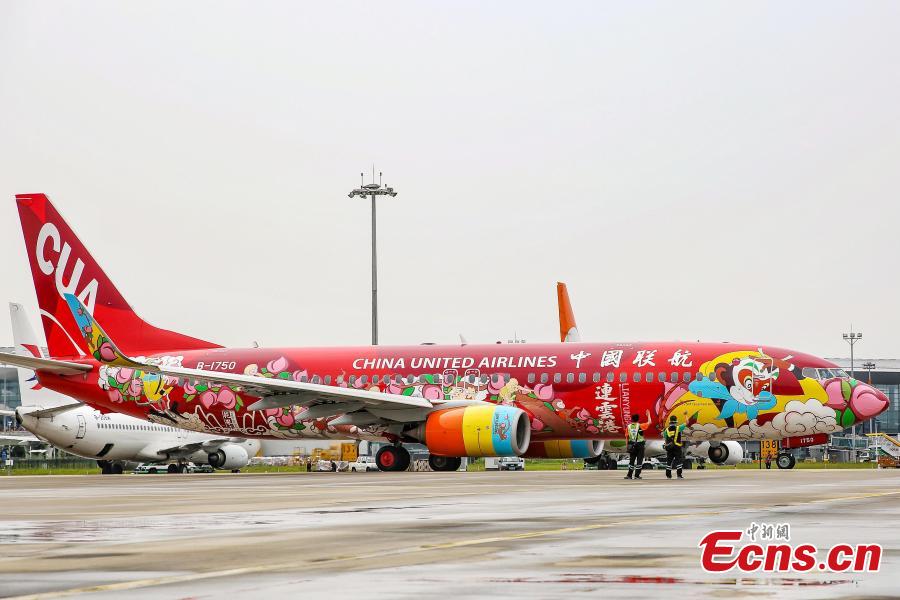 El avión temático del “Viaje al Oeste” debuta en Guangzhou