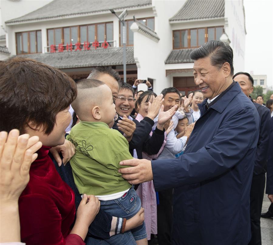 El presidente chino, Xi Jinping, también secretario general del Comité Central del Partido Comunista de China y presidente de la Comisión Militar Central, habla con residentes locales mientras visita la aldea de Dongyue del poblado de Wenshu, en el distrito de Guangshan, en la provincia central china de Henan, el 17 de septiembre de 2019. Xi inspeccionó el martes el trabajo de alivio de la pobreza durante su gira a Guangshan, en Henan. (Xinhua/Xie Huanchi)