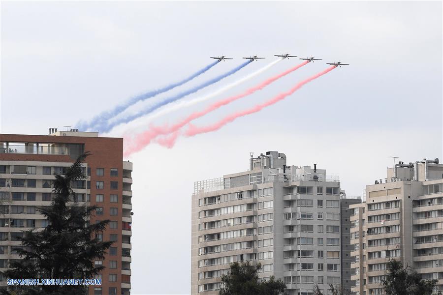 Aviones militares vuelan durante la tradicional parada militar, en el Parque O'Higgins, en Santiago, capital de Chile, el 19 de septiembre de 2019. El debut de la Policía de Investigaciones de Chile y la participación de un histórico contingente de mujeres destacaron el jueves en la tradicional parada militar, un desfile que conmemora el Día de las Glorias del Ejército chileno. (Xinhua/Jorge Villegas)