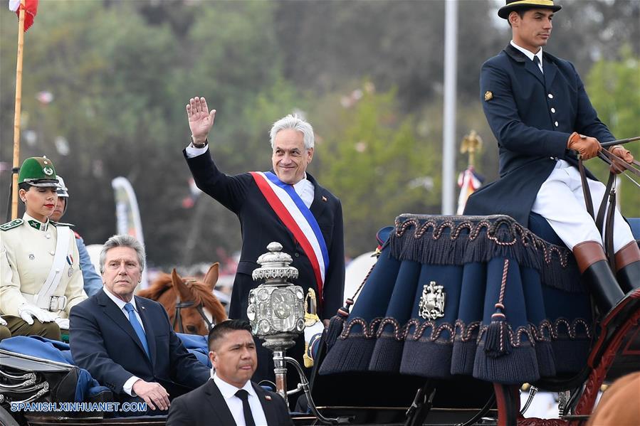 El presidente chileno, Sebastián Pi?era (c-arriba), saluda durante la tradicional parada militar, en el Parque O'Higgins, en Santiago, capital de Chile, el 19 de septiembre de 2019. El debut de la Policía de Investigaciones de Chile y la participación de un histórico contingente de mujeres destacaron el jueves en la tradicional parada militar, un desfile que conmemora el Día de las Glorias del Ejército chileno. (Xinhua/Jorge Villegas)