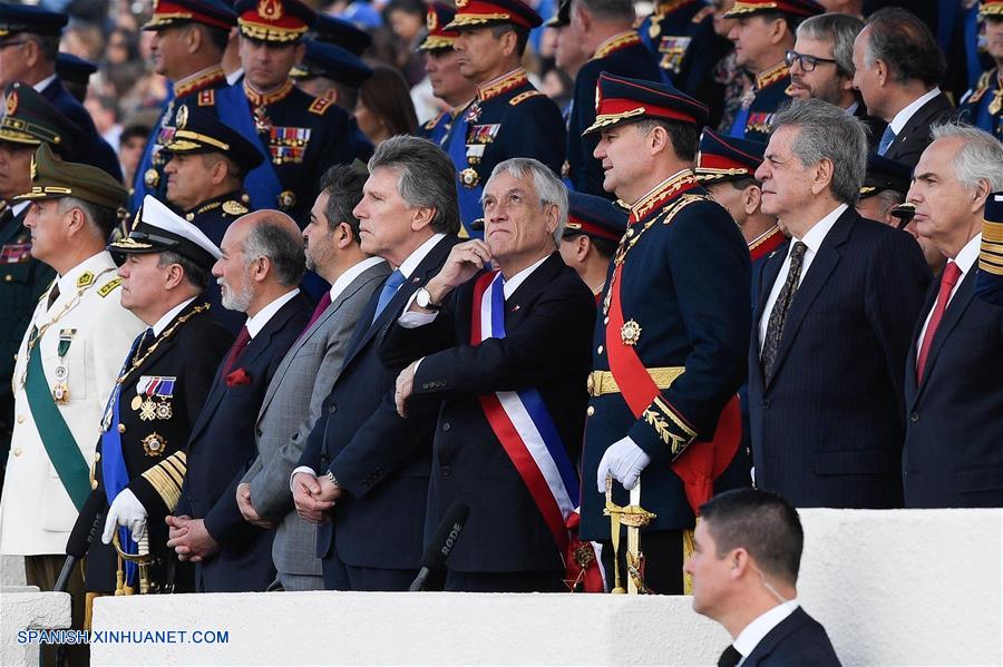 El presidente chileno, Sebastián Pi?era (4-d-frente), observa la tradicional parada militar, en el Parque O'Higgins, en Santiago, capital de Chile, el 19 de septiembre de 2019. El debut de la Policía de Investigaciones de Chile y la participación de un histórico contingente de mujeres destacaron el jueves en la tradicional parada militar, un desfile que conmemora el Día de las Glorias del Ejército chileno. (Xinhua/Jorge Villegas)