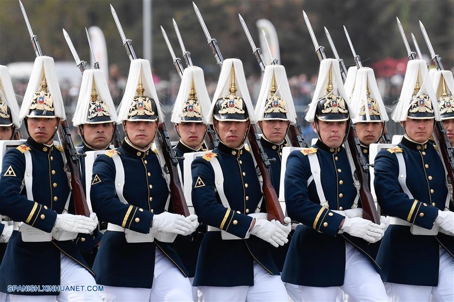 Soldados chilenos marchan durante la tradicional parada militar, en el Parque O'Higgins, en Santiago, capital de Chile, el 19 de septiembre de 2019. El debut de la Policía de Investigaciones de Chile y la participación de un histórico contingente de mujeres destacaron el jueves en la tradicional parada militar, un desfile que conmemora el Día de las Glorias del Ejército chileno. (Xinhua/Jorge Villegas)