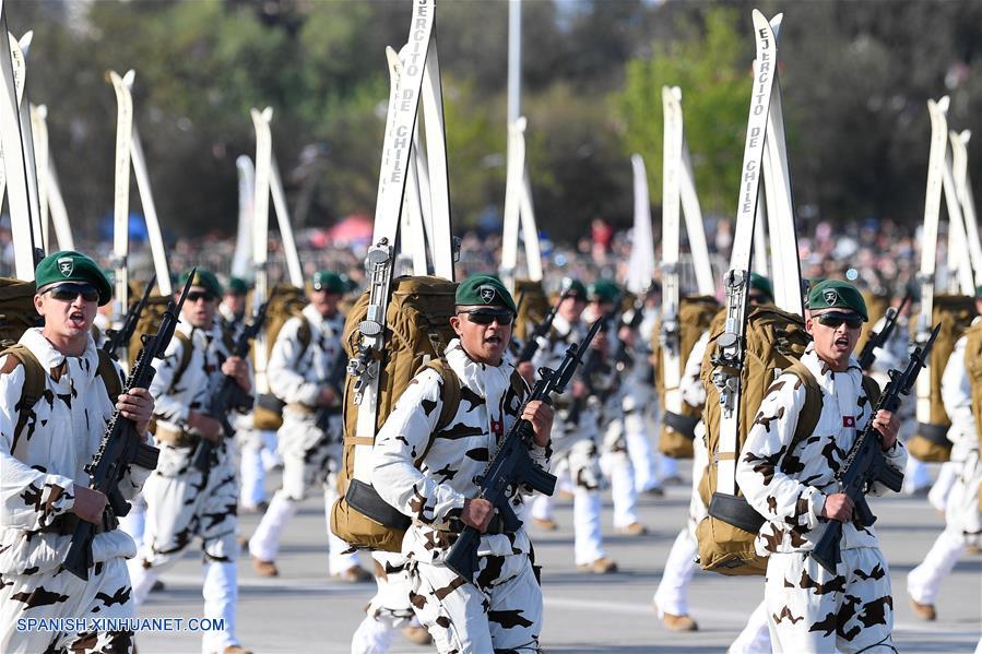 Soldados chilenos marchan durante la tradicional parada militar, en el Parque O'Higgins, en Santiago, capital de Chile, el 19 de septiembre de 2019. El debut de la Policía de Investigaciones de Chile y la participación de un histórico contingente de mujeres destacaron el jueves en la tradicional parada militar, un desfile que conmemora el Día de las Glorias del Ejército chileno. (Xinhua/Jorge Villegas)