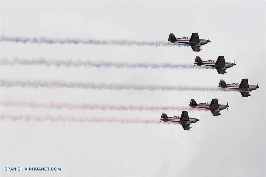 Aviones militares vuelan durante la tradicional parada militar, en el Parque O'Higgins, en Santiago, capital de Chile, el 19 de septiembre de 2019. El debut de la Policía de Investigaciones de Chile y la participación de un histórico contingente de mujeres destacaron el jueves en la tradicional parada militar, un desfile que conmemora el Día de las Glorias del Ejército chileno. (Xinhua/Jorge Villegas)