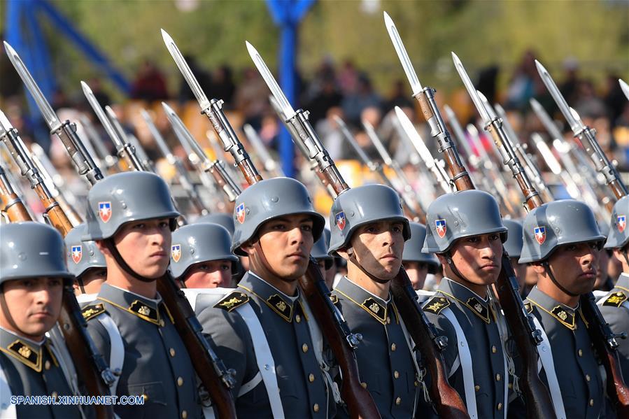 Soldados chilenos marchan durante la tradicional parada militar, en el Parque O'Higgins, en Santiago, capital de Chile, el 19 de septiembre de 2019. El debut de la Policía de Investigaciones de Chile y la participación de un histórico contingente de mujeres destacaron el jueves en la tradicional parada militar, un desfile que conmemora el Día de las Glorias del Ejército chileno. (Xinhua/Jorge Villegas)