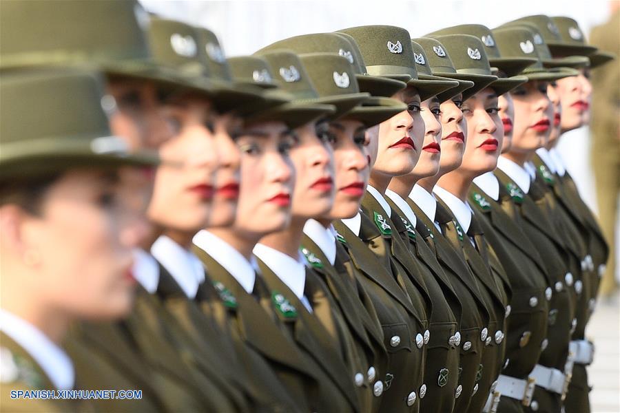 Mujeres integrantes del cuerpo de Carabineros de Chile marchan durante la tradicional parada militar, en el Parque O'Higgins, en Santiago, capital de Chile, el 19 de septiembre de 2019. El debut de la Policía de Investigaciones de Chile y la participación de un histórico contingente de mujeres destacaron el jueves en la tradicional parada militar, un desfile que conmemora el Día de las Glorias del Ejército chileno. (Xinhua/Jorge Villegas)