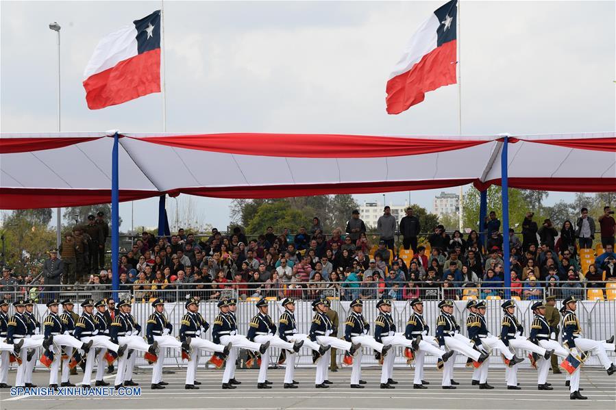 Soldados chilenos marchan durante la tradicional parada militar, en el Parque O'Higgins, en Santiago, capital de Chile, el 19 de septiembre de 2019. El debut de la Policía de Investigaciones de Chile y la participación de un histórico contingente de mujeres destacaron el jueves en la tradicional parada militar, un desfile que conmemora el Día de las Glorias del Ejército chileno. (Xinhua/Jorge Villegas)