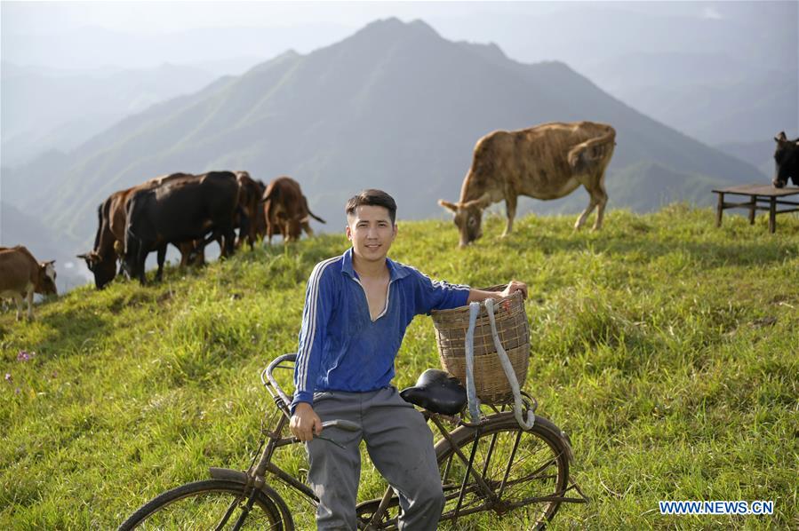 Yang Xiuqian posa en un pastizal de monta?a en la ciudad de Shuangjiang del condado autónomo Dong de Tongdao, provincia de Hunan, en el centro de China, el 28 de agosto de 2019. Con más de 800.000 seguidores en internet, Yang Xiuqian es una celebridad de internet al que le gusta grabar videos de la vida rural para promover especialidades locales. 