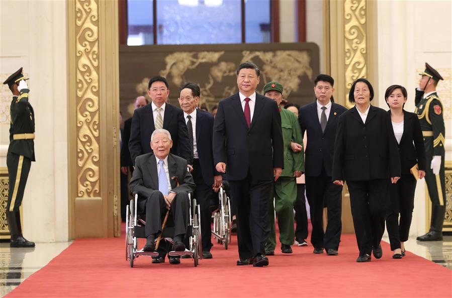 El presidente chino, Xi Jinping, también secretario general del Comité Central del Partido Comunista de China y presidente de la Comisión Militar Central, entra al salón de la ceremonia de entrega de medallas nacionales y títulos honoríficos de la República Popular China con los ganadores, en el Gran Palacio del Pueblo en Beijing, capital de China, el 29 de septiembre de 2019. (Xinhua/Ding Haitao)