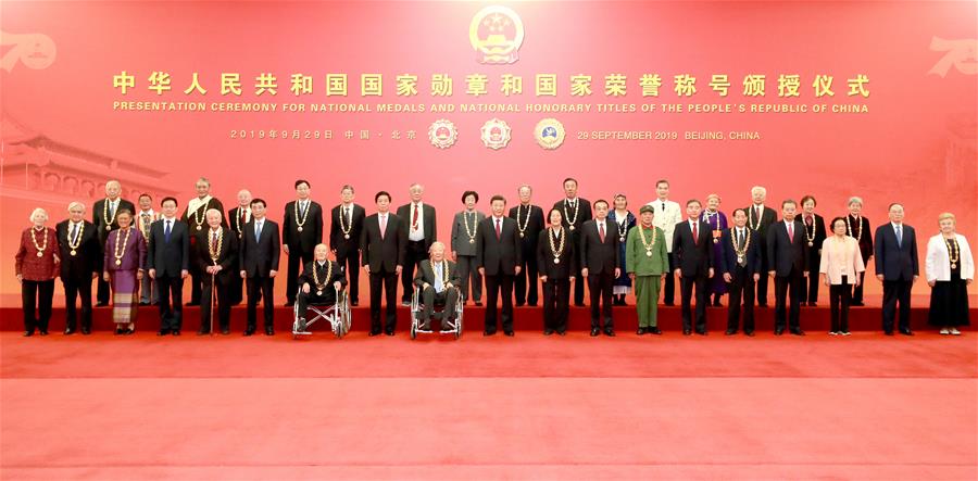 El presidente chino, Xi Jinping, también secretario general del Comité Central del Partido Comunista de China y presidente de la Comisión Militar Central, y otros líderes se unen a los ganadores para una fotografía grupal después de la ceremonia de entrega de medallas nacionales y títulos honoríficos de la República Popular China, en el Gran Palacio del Pueblo, en Beijing, capital de China, el 29 de septiembre de 2019. (Xinhua/Pang Xinglei)