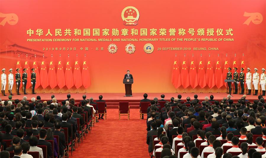 El presidente chino, Xi Jinping, también secretario general del Comité Central del Partido Comunista de China y presidente de la Comisión Militar Central, habla en la ceremonia de entrega de medallas nacionales y títulos honoríficos de la República Popular China en el Gran Palacio del Pueblo, en Beijing, capital de China, el 29 de septiembre de 2019. Xi entregó las medallas a los galardonados previo al discurso. (Xinhua/Huang Jingwen)