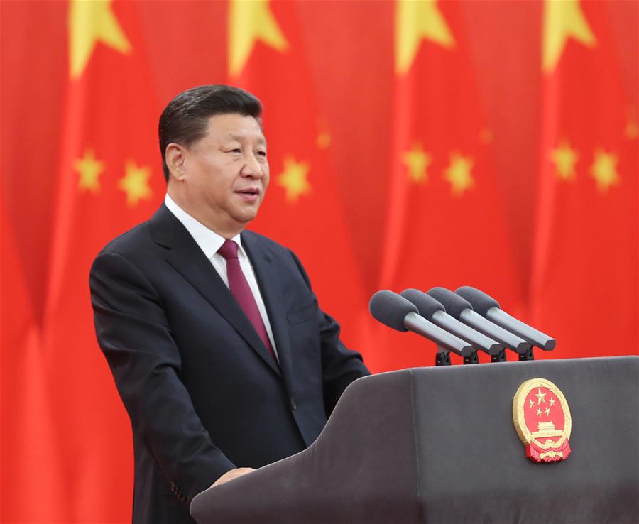 El presidente chino, Xi Jinping, también secretario general del Comité Central del Partido Comunista de China y presidente de la Comisión Militar Central, habla en la ceremonia de entrega de medallas nacionales y títulos honoríficos de la República Popular China en el Gran Palacio del Pueblo, en Beijing, capital de China, el 29 de septiembre de 2019. Xi entregó las medallas a los galardonados previo al discurso. (Xinhua/Ju Peng)