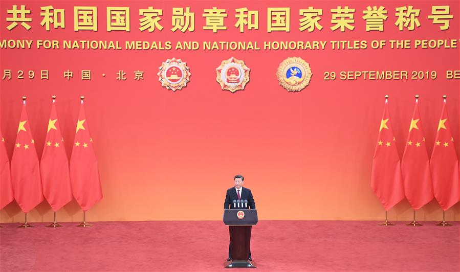 El presidente chino, Xi Jinping, también secretario general del Comité Central del Partido Comunista de China y presidente de la Comisión Militar Central, habla en la ceremonia de entrega de medallas nacionales y títulos honoríficos de la República Popular China en el Gran Palacio del Pueblo en Beijing, capital de China, el 29 de septiembre de 2019. Xi entregó las medallas a los galardonados previo al discurso. (Xinhua/Yin Bogu)