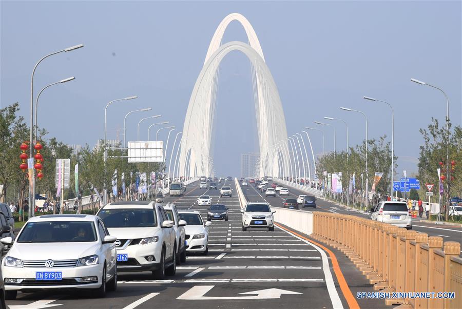 BEIJING, 29 septiembre, 2019 (Xinhua) -- Automóviles circulan en el Puente Nuevo Shougang en Beijing, capital de China, el 29 de septiembre de 2019. (Xinhua/Ren Chao)