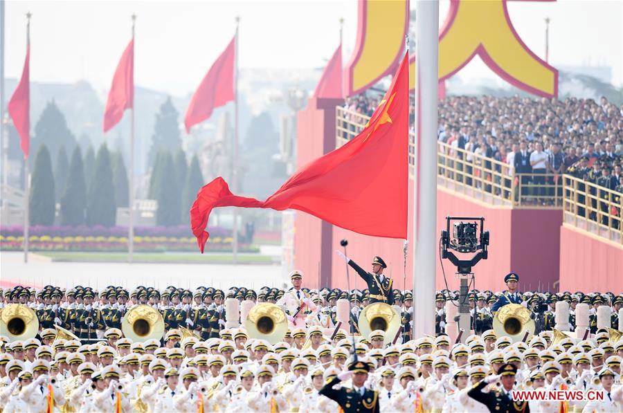 Una ceremonia de izamiento de bandera se lleva a cabo en celebración del 70o aniversario de la fundación de la República Popular China, en la Plaza Tian'anmen en Beijing, capital de China, el 1 de octubre de 2019. (Xinhua/Yin Gang)