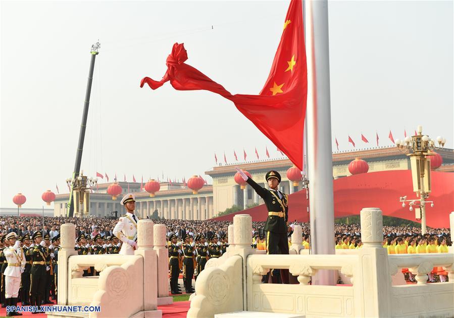 Una ceremonia de izamiento de bandera se lleva a cabo durante las celebraciones del 70o aniversario de la fundación de la República Popular China en Beijing, capital de China, el 1 de octubre de 2019. (Xinhua/Li He)