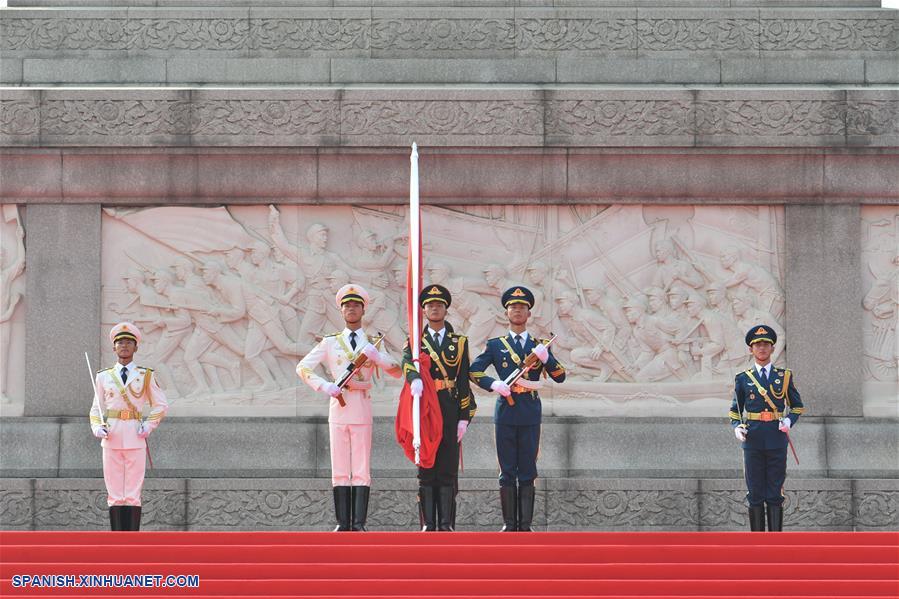 Guardias de la bandera nacional asisten a la ceremonia de izado de la bandera durante las celebraciones del 70o aniversario de la fundación de la República Popular China en Beijing, capital de China, el 1 de octubre de 2019. (Xinhua/Zhao Ge)