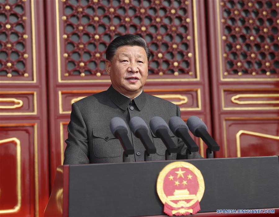 El presidente chino, Xi Jinping, también secretario general del Comité Central del Partido Comunista de China y presidente de la Comisión Militar Central, pronuncia un discurso en las grandes celebraciones con motivo del 70o aniversario de la fundación de la República Popular China en la Plaza Tian'anmen en Beijing, capital de China, el 1 de octubre de 2019. (Xinhua/Ju Peng)