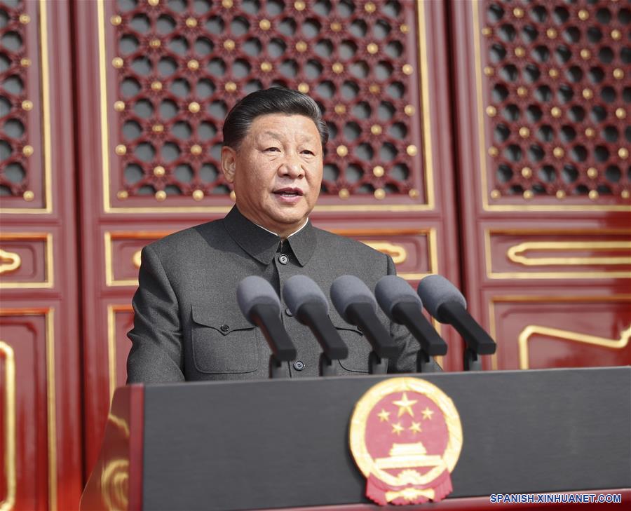 El presidente chino, Xi Jinping, también secretario general del Comité Central del Partido Comunista de China y presidente de la Comisión Militar Central, pronuncia un discurso en las grandes celebraciones con motivo del 70o aniversario de la fundación de la República Popular China en la Plaza Tian'anmen en Beijing, capital de China, el 1 de octubre de 2019. (Xinhua/Ju Peng)