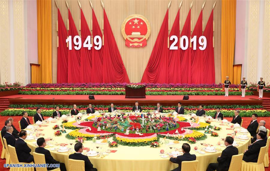 El presidente chino, Xi Jinping, también secretario general del Comité Central del Partido Comunista de China (PCCh) y presidente de la Comisión Militar Central y otros líderes del PCCh y del Estado, incluyendo a Li Keqiang, Li Zhanshu, Wang Yang, Wang Huning, Zhao Leji, Han Zheng y Wang Qishan, asisten a una recepción para celebrar el 70o aniversario de la fundación de la República Popular China, junto con unos 4.000 huéspedes chinos y extranjeros en el Gran Palacio del Pueblo, en Beijing, capital de China, el 30 de septiembre de 2019. (Xinhua/Huang Jingwen)