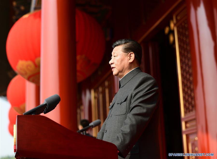 El presidente chino, Xi Jinping, también secretario general del Comité Central del Partido Comunista de China y presidente de la Comisión Militar Central, pronuncia un discurso en las grandes celebraciones con motivo del 70o aniversario de la fundación de la República Popular China en la Plaza Tian'anmen en Beijing, capital de China, el 1 de octubre de 2019. (Xinhua/Xie Huanchi)