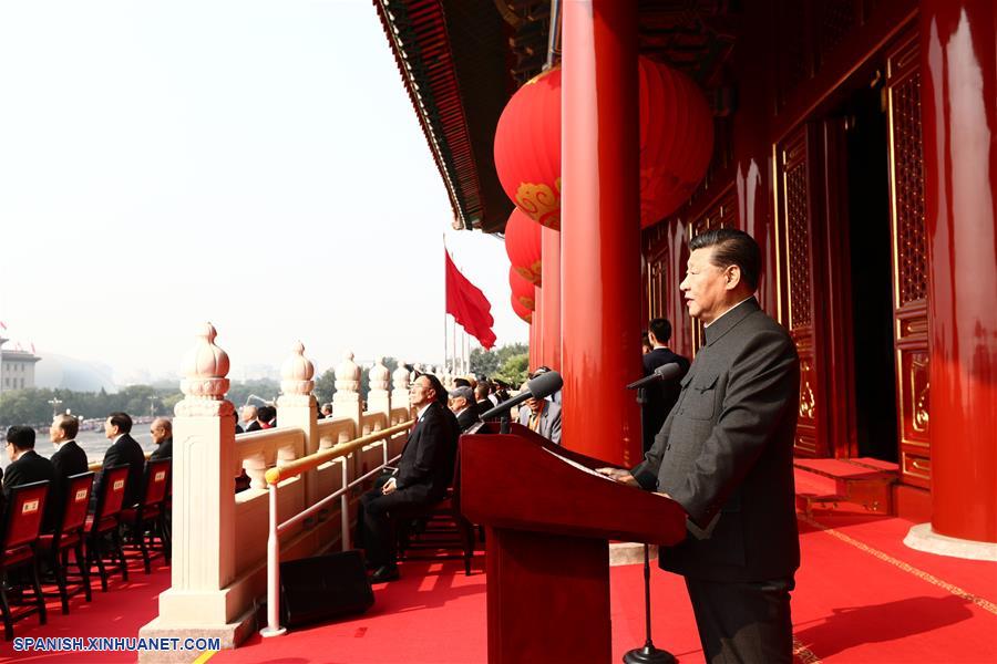 El presidente chino, Xi Jinping, también secretario general del Comité Central del Partido Comunista de China y presidente de la Comisión Militar Central, pronuncia un discurso en las grandes celebraciones con motivo del 70o aniversario de la fundación de la República Popular China en la Plaza Tian'anmen en Beijing, capital de China, el 1 de octubre de 2019. (Xinhua/Lan Hongguang)