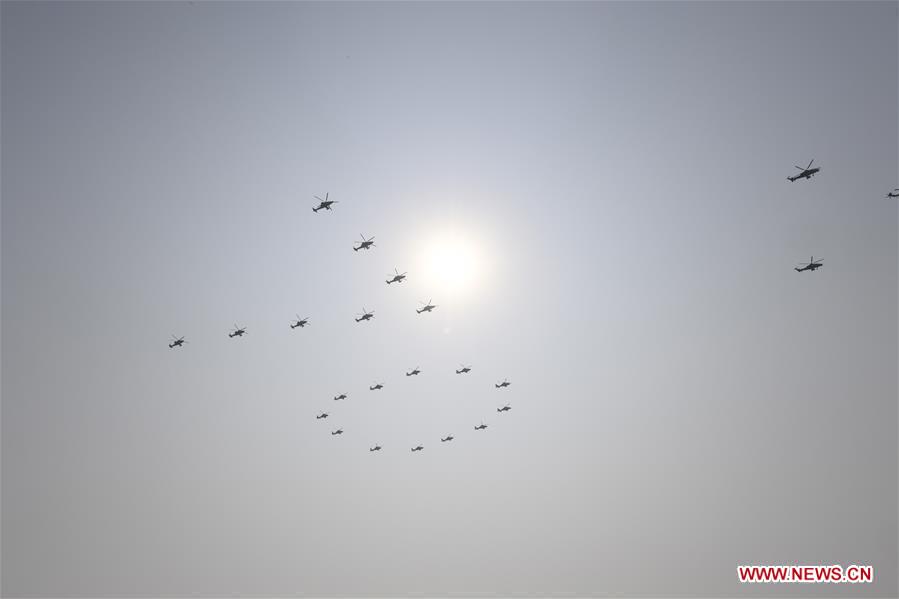 (Día Nacional) Desfile militar comienza con formación aérea escalonada portando banderas sobre la Plaza de Tian'anmen