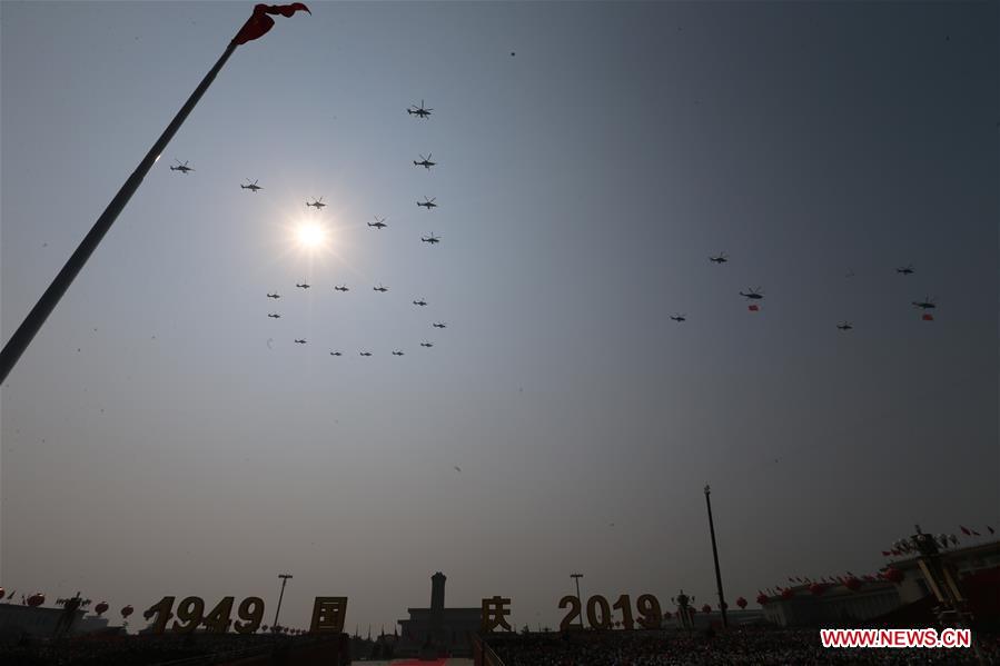 (Día Nacional) Desfile militar comienza con formación aérea escalonada portando banderas sobre la Plaza de Tian'anmen