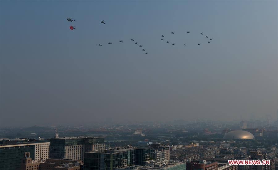 (Día Nacional) Desfile militar comienza con formación aérea escalonada portando banderas sobre la Plaza de Tian'anmen