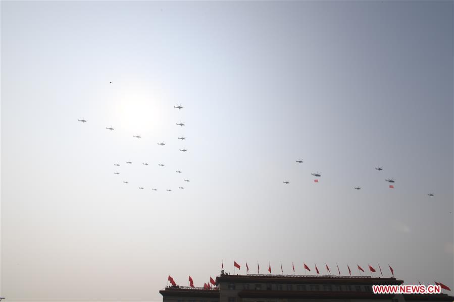 (Día Nacional) Desfile militar comienza con formación aérea escalonada portando banderas sobre la Plaza de Tian'anmen