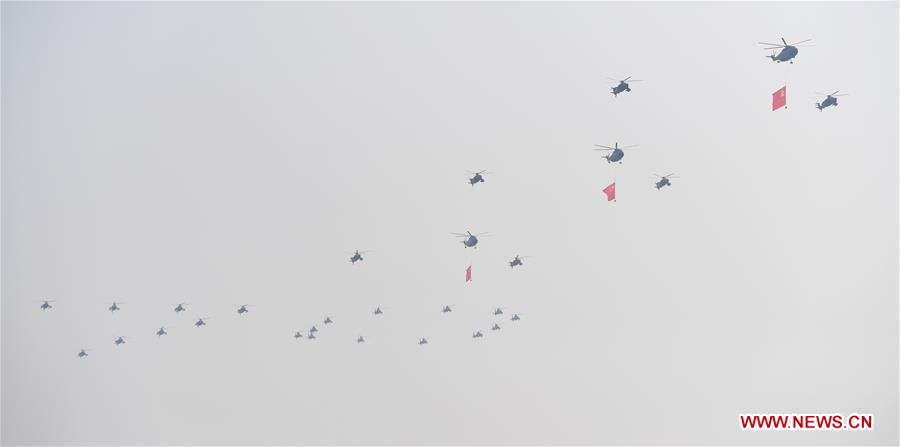 (Día Nacional) Desfile militar comienza con formación aérea escalonada portando banderas sobre la Plaza de Tian'anmen