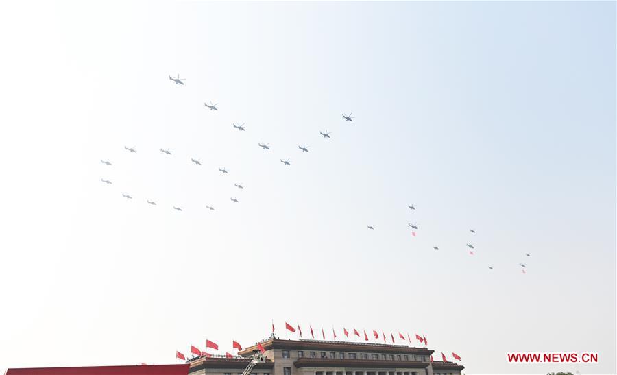 (Día Nacional) Desfile militar comienza con formación aérea escalonada portando banderas sobre la Plaza de Tian'anmen