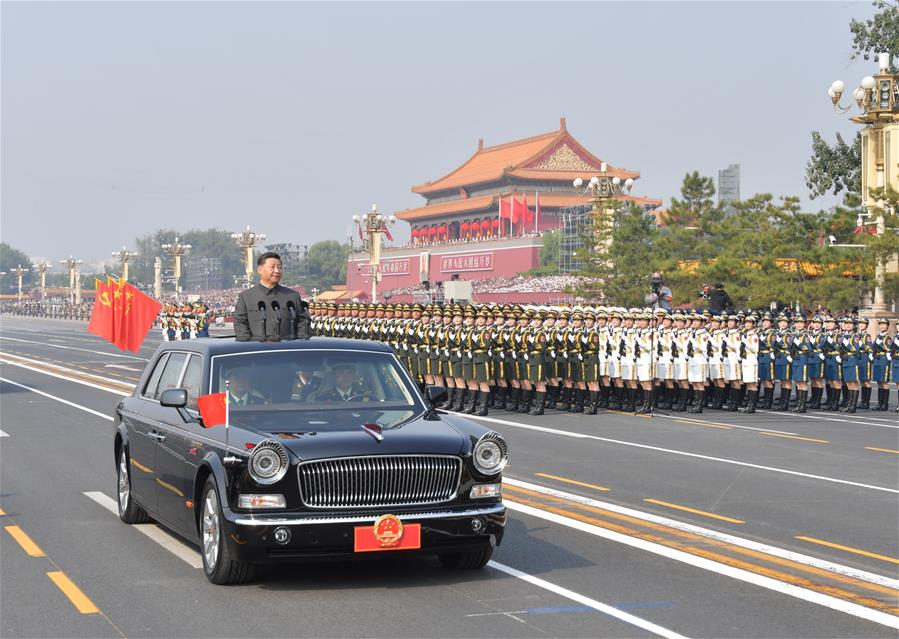 El presidente chino, Xi Jinping, también secretario general del Comité Central del Partido Comunista de China (PCCh) y presidente de la Comisión Militar Central, pasa revista a las fuerzas armadas durante las celebraciones por el 70o aniversario de la fundación de la República Popular China en Beijing, capital de China, el 1 de octubre de 2019. (Xinhua/Li Tao)