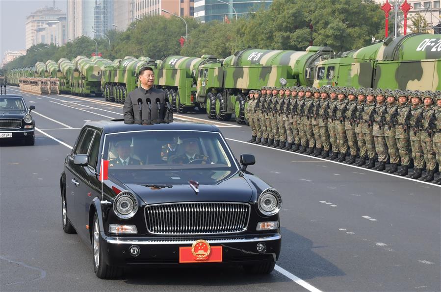 El presidente chino, Xi Jinping, también secretario general del Comité Central del Partido Comunista de China (PCCh) y presidente de la Comisión Militar Central, pasa revista a las fuerzas armadas durante las celebraciones por el 70o aniversario de la fundación de la República Popular China en Beijing, capital de China, el 1 de octubre de 2019. (Xinhua/Li Tao)