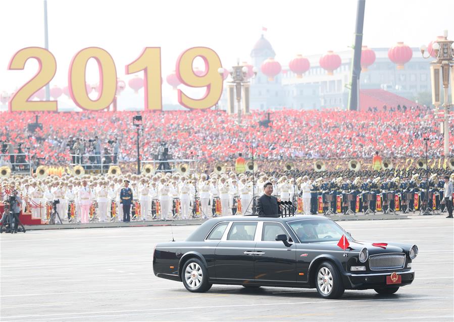 El presidente chino, Xi Jinping, también secretario general del Comité Central del Partido Comunista de China (PCCh) y presidente de la Comisión Militar Central, pasa revista a las fuerzas armadas durante las celebraciones por el 70o aniversario de la fundación de la República Popular China en Beijing, capital de China, el 1 de octubre de 2019. (Xinhua/Liu Weibing)