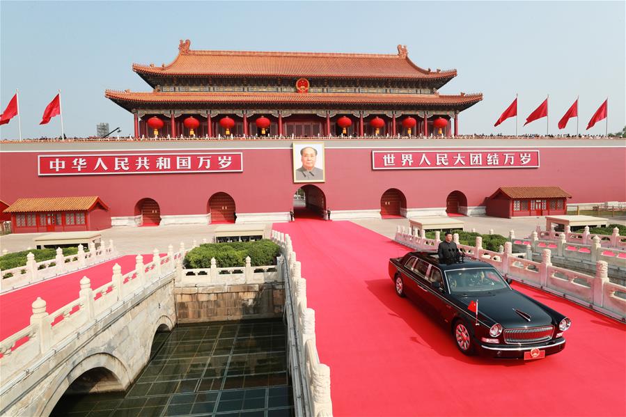 El presidente chino, Xi Jinping, también secretario general del Comité Central del Partido Comunista de China (PCCh) y presidente de la Comisión Militar Central, se prepara para el pase de revista a las fuerzas armadas por el Día Nacional durante las celebraciones por el 70o aniversario de la fundación de la República Popular China en Beijing, capital de China, el 1 de octubre de 2019. (Xinhua/Pang Xinglei)